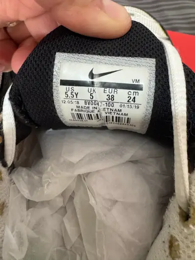 Zapatillas Nike Air Max Plus Blancas y Negras - miniatura 2