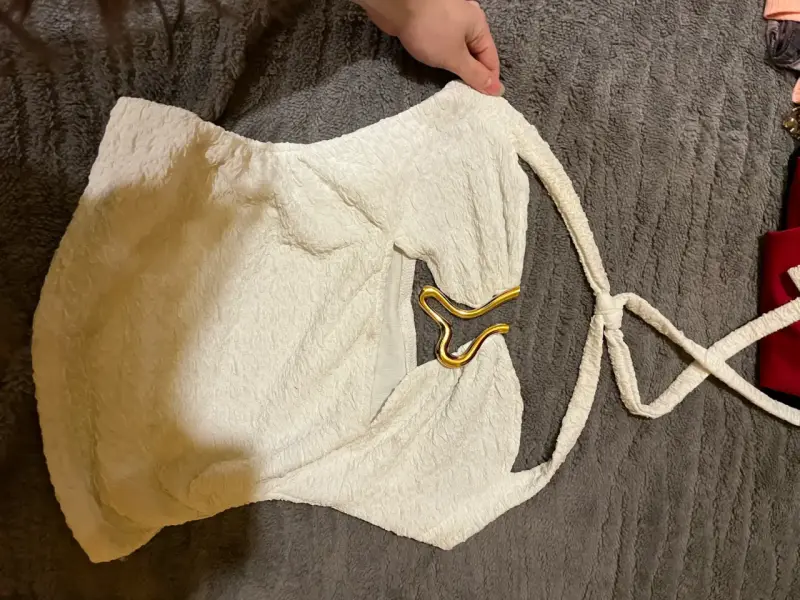 Top blanco con detalle dorado