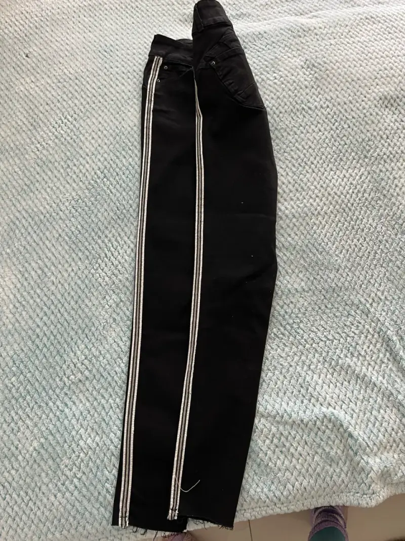 Pantalones negros con franjas laterales para mujer - 2