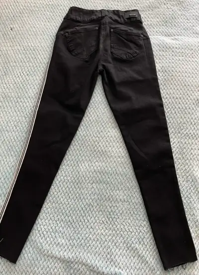Pantalones negros con franjas laterales para mujer - miniatura 3