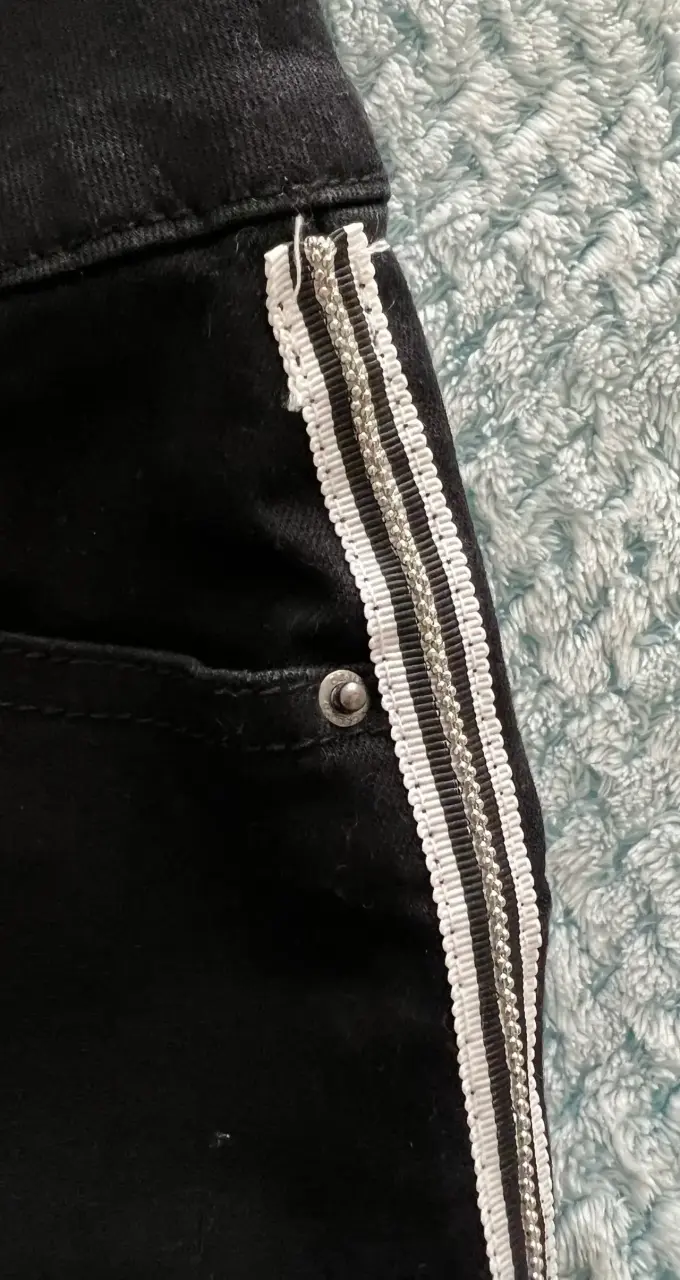 Pantalones negros con franjas laterales para mujer - 4