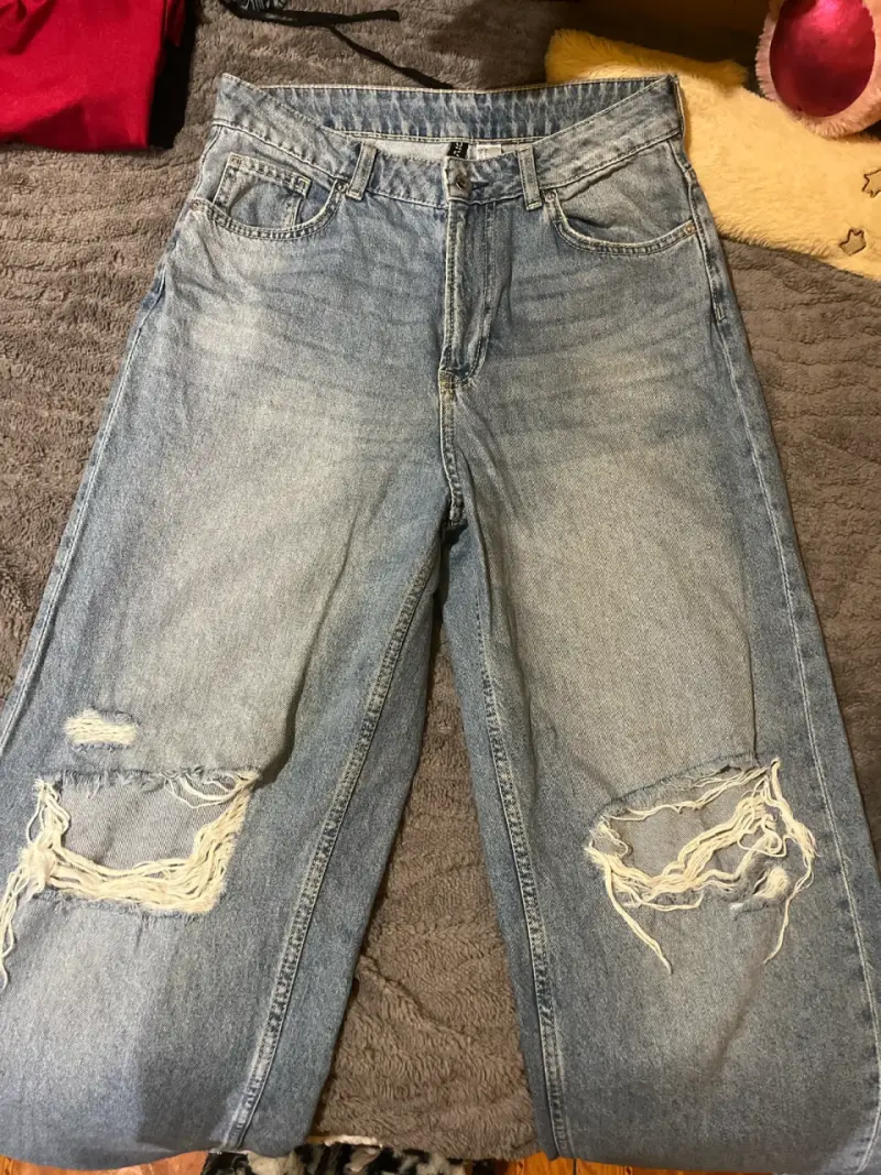 Jeans de mezclilla desgastados para mujer