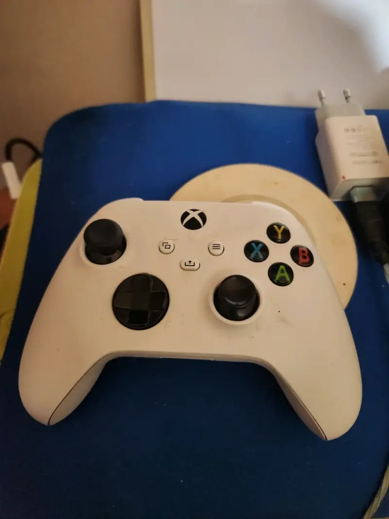 Control inalámbrico blanco para Xbox en buen estado - 1
