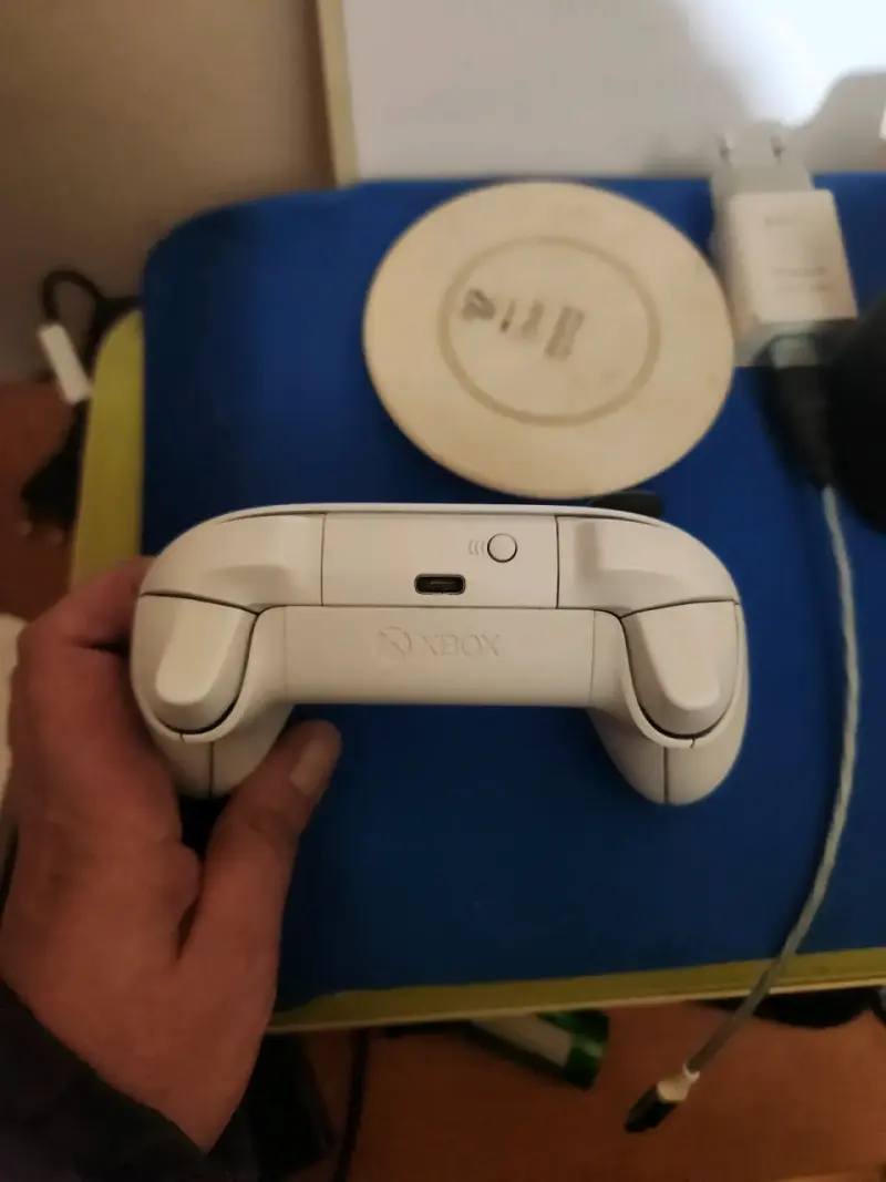 Control inalámbrico blanco para Xbox en buen estado - 2