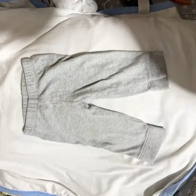 Pantalones de bebé grises Carters 9 M - miniatura 1