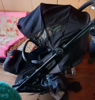 Coche de bebé negro con capota ajustable - miniatura 1