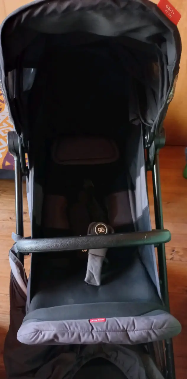 Coche de bebé negro con capota ajustable - 2