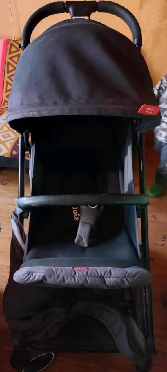 Coche de bebé negro con capota ajustable - 3