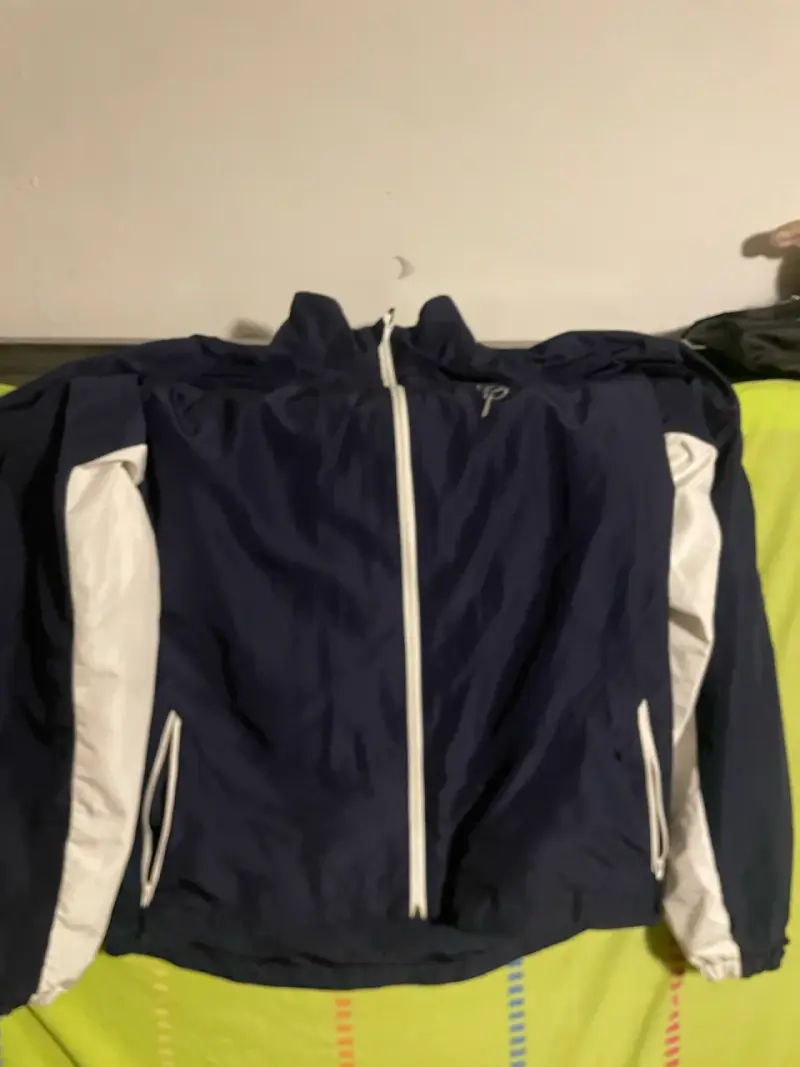 Chaqueta deportiva azul con cierre blanco - 1