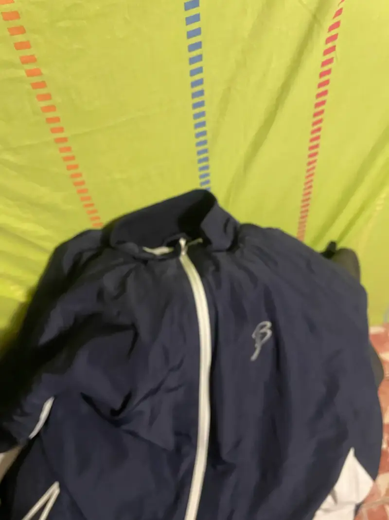 Chaqueta deportiva azul con cierre blanco - 2