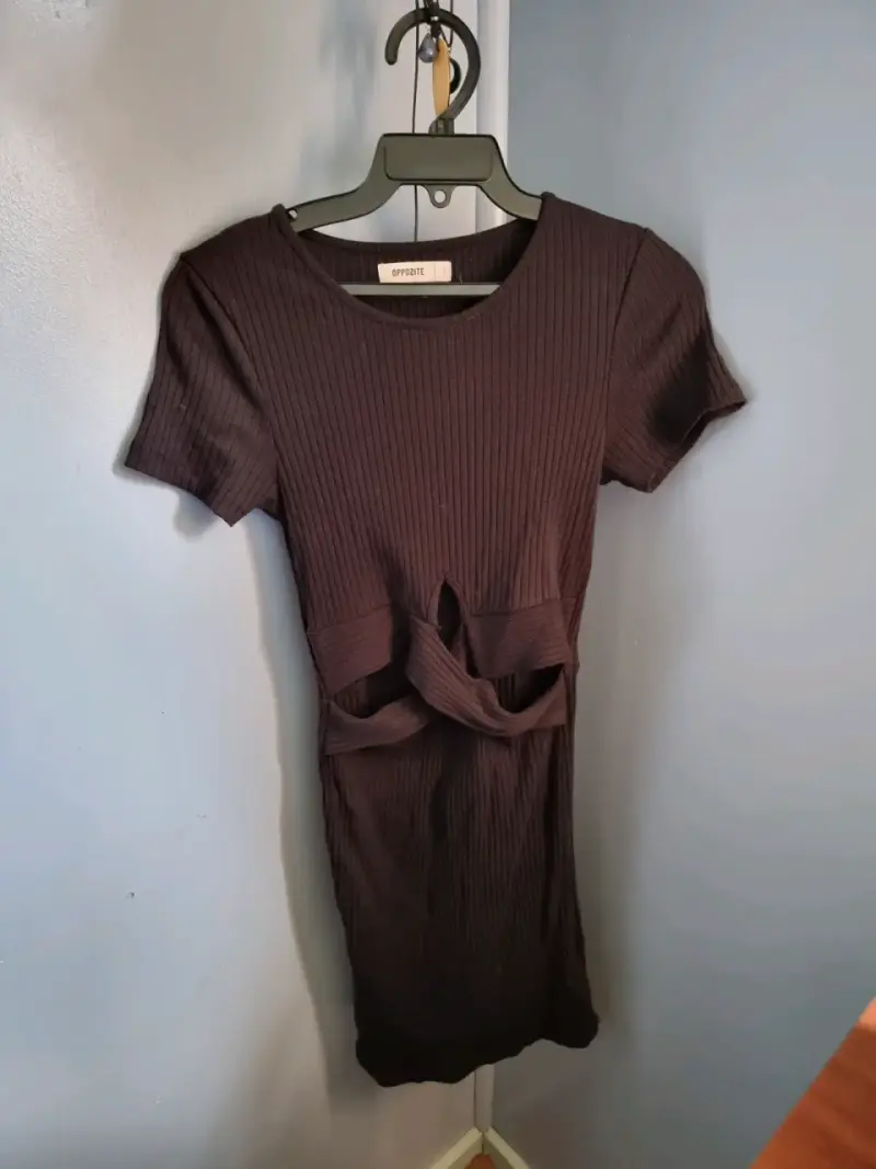 Vestido corto negro con diseño cut-out - 1