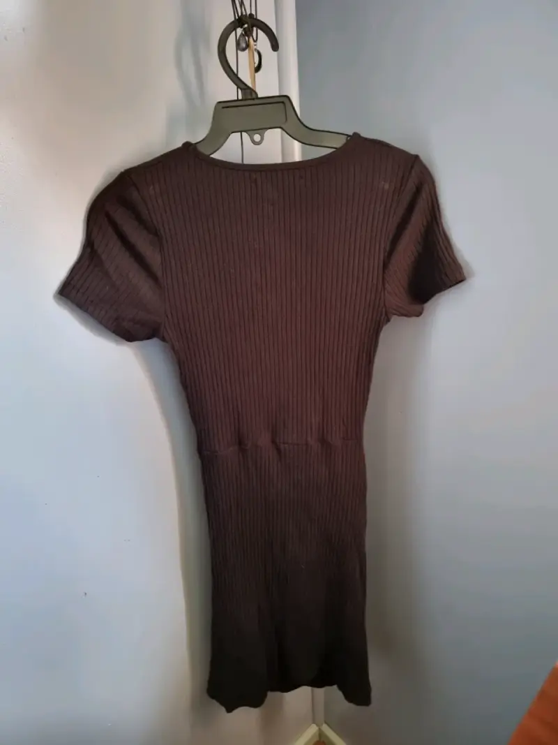 Vestido corto negro con diseño cut-out - 2