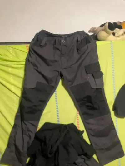 Pantalones cargo gris oscuro con bolsillos múltiples - miniatura 1