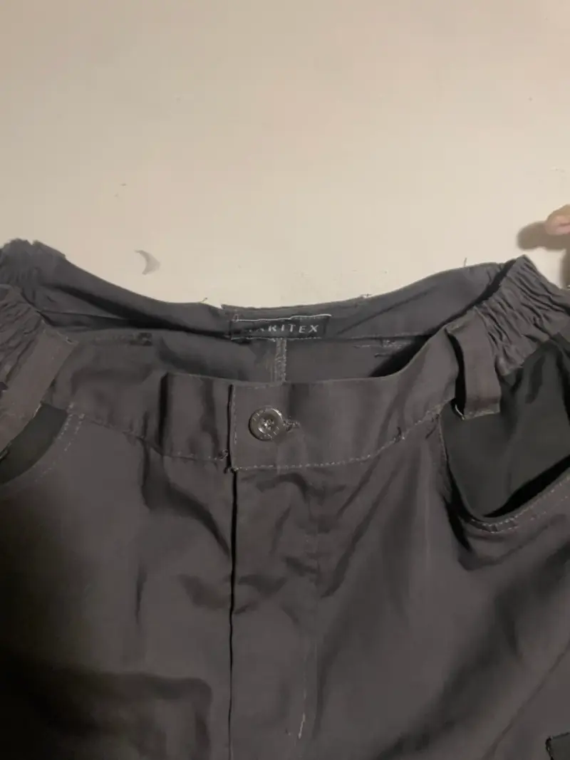Pantalones cargo gris oscuro con bolsillos múltiples - 2