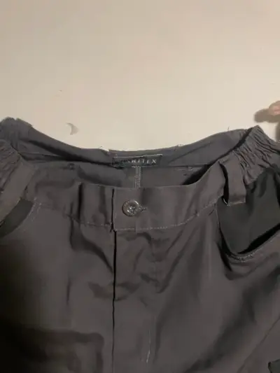 Pantalones cargo gris oscuro con bolsillos múltiples - miniatura 2