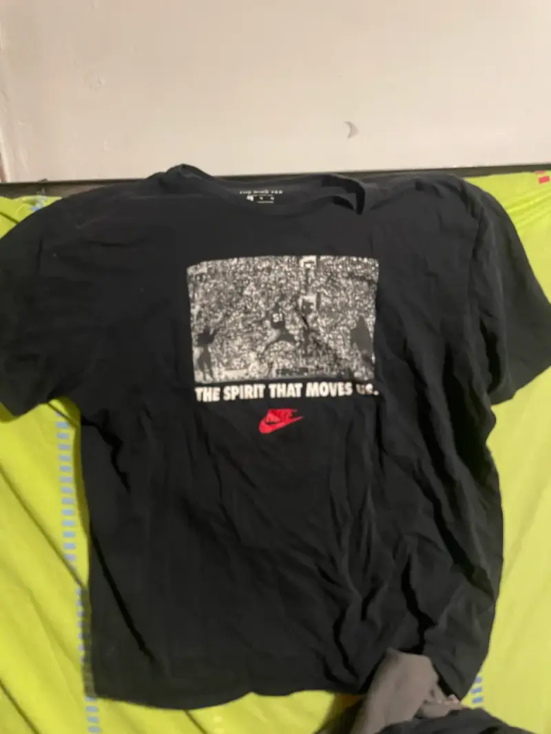 Polera negra Nike con diseño gráfico