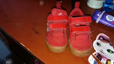 Zapatillas rojas para niños Adidas con velcro - miniatura 1