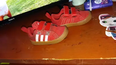 Zapatillas rojas para niños Adidas con velcro - miniatura 2