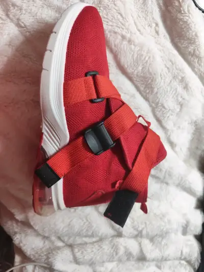 Zapatillas deportivas rojas con correas ajustables - miniatura 1