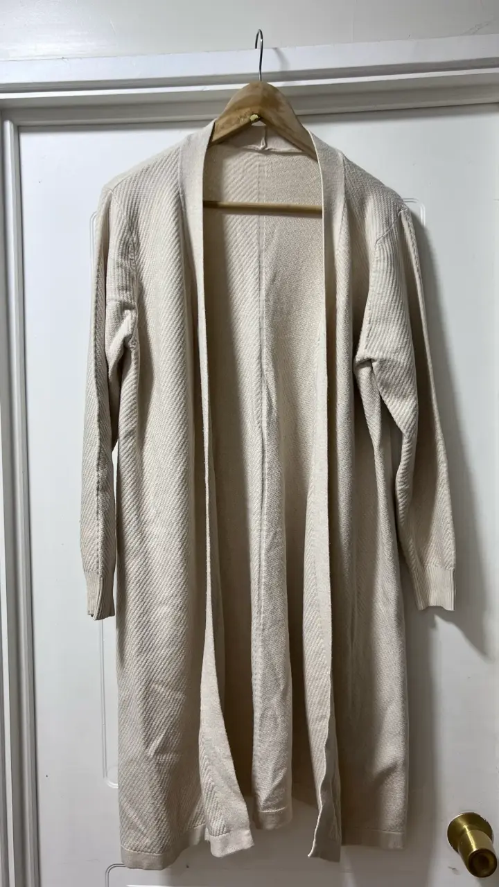 Cardigan largo beige de punto suave - 1