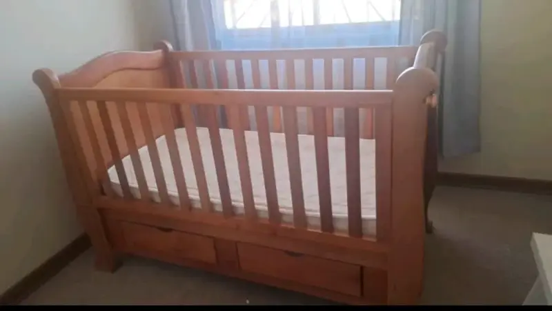 Cuna de madera con colchón y cajones - 1