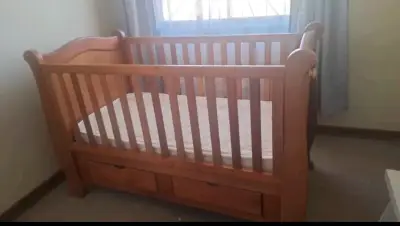 Cuna de madera con colchón y cajones - miniatura 1