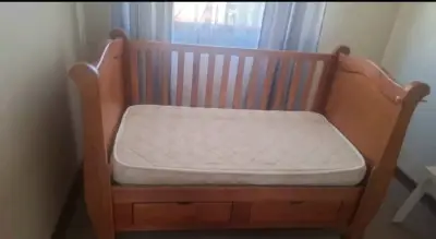 Cuna de madera con colchón y cajones - miniatura 2