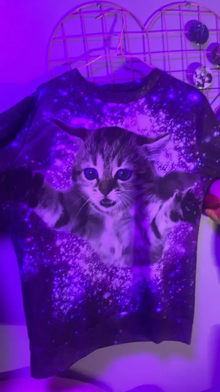 Polerón con diseño de gato en el espacio