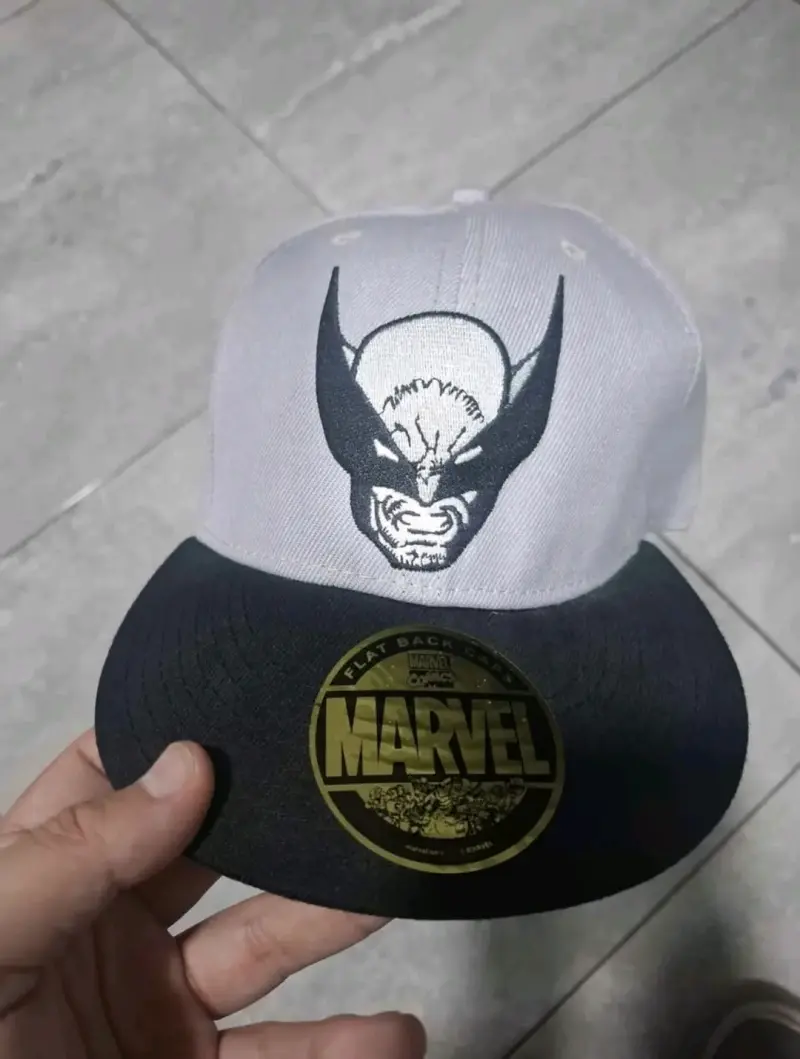 Gorra Marvel Wolverine gris y negra - 1