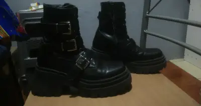 Botas negras de cuero con plataforma y hebillas - miniatura 1