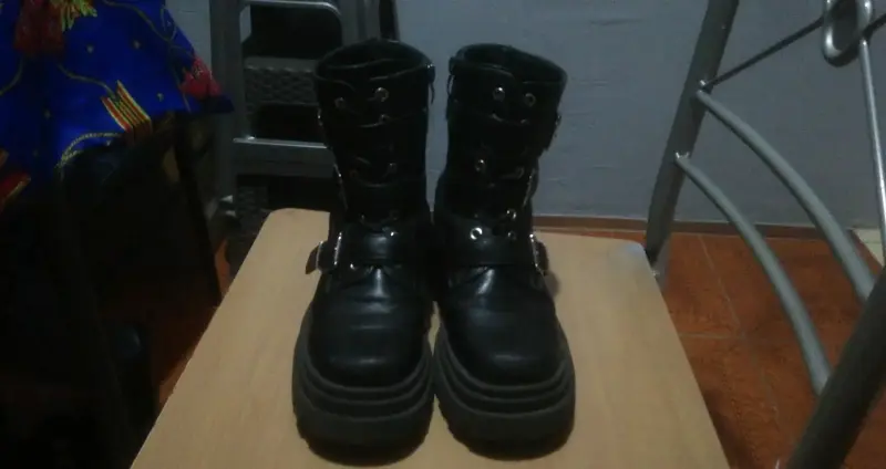 Botas negras de cuero con plataforma y hebillas - 2