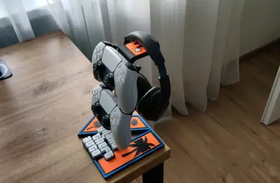 Soporte para controles y audífonos Grand Theft Auto - miniatura 2