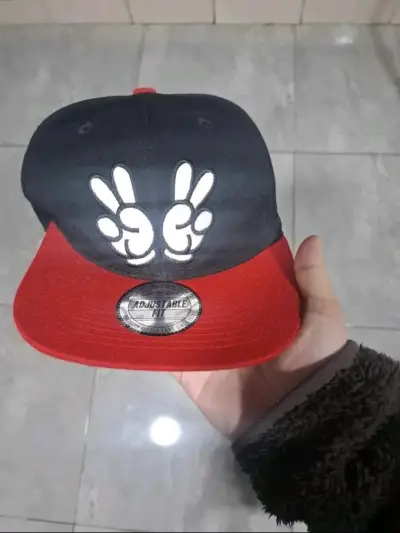 Gorra ajustable negra y roja con diseño de manos - miniatura 1