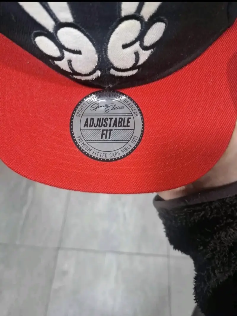 Gorra ajustable negra y roja con diseño de manos - 2
