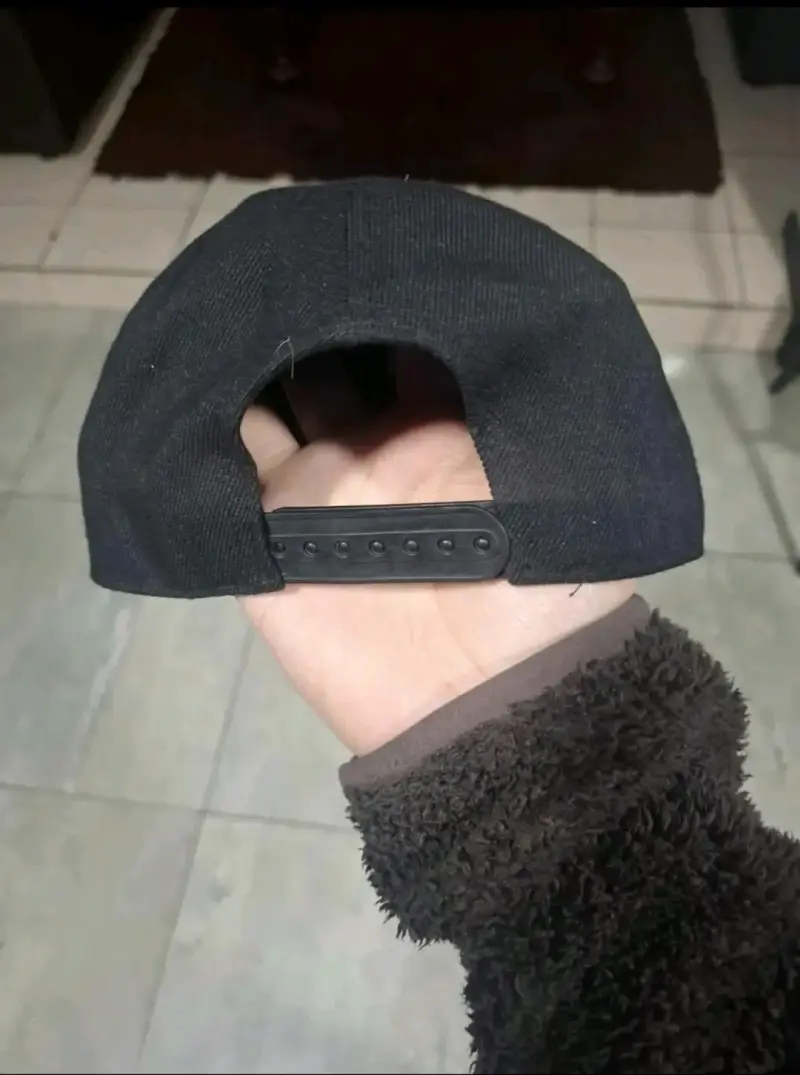 Gorra ajustable negra y roja con diseño de manos - 3