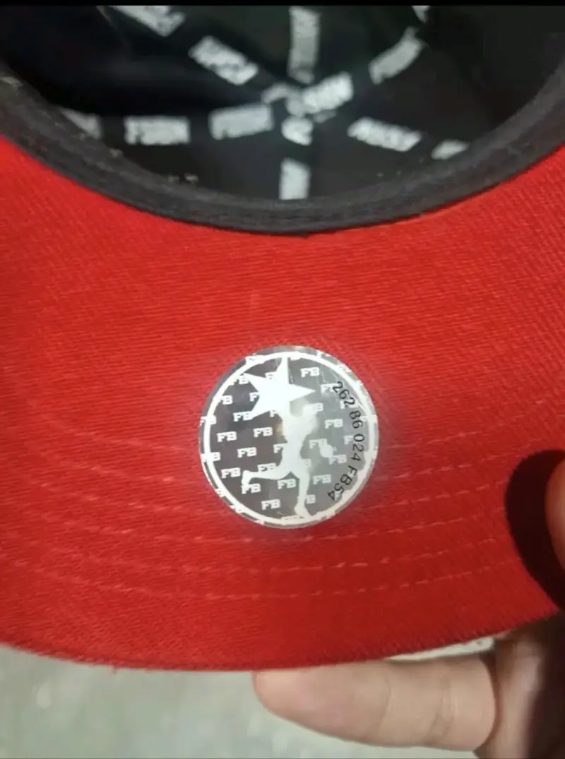 Gorra ajustable negra y roja con diseño de manos - 4