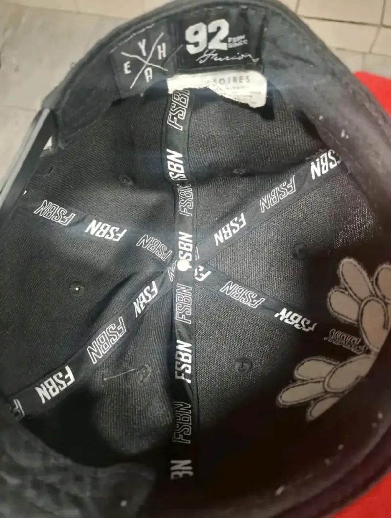 Gorra ajustable negra y roja con diseño de manos - 5