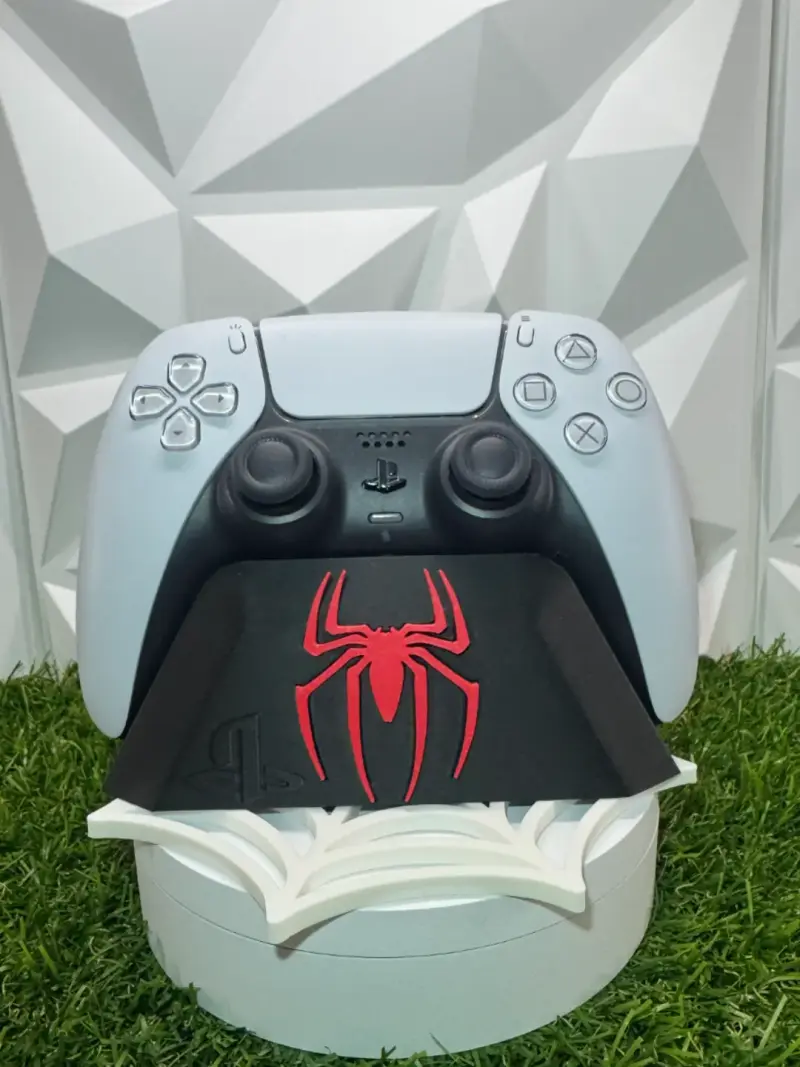Soporte para control PS5 con diseño de Spider-Man - 1
