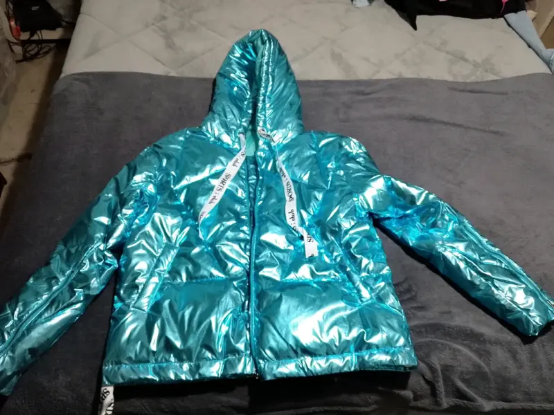 Chaqueta acolchada metálica azul con capucha - 2
