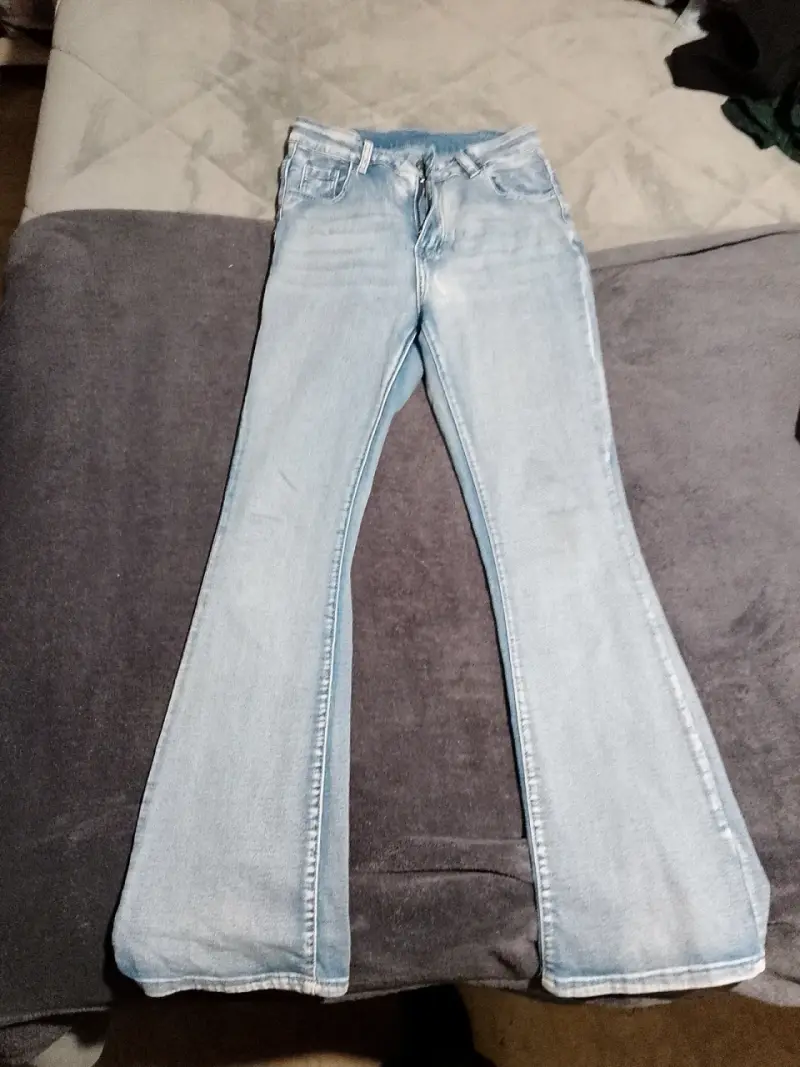 Jeans acampanados celestes para mujer - 1