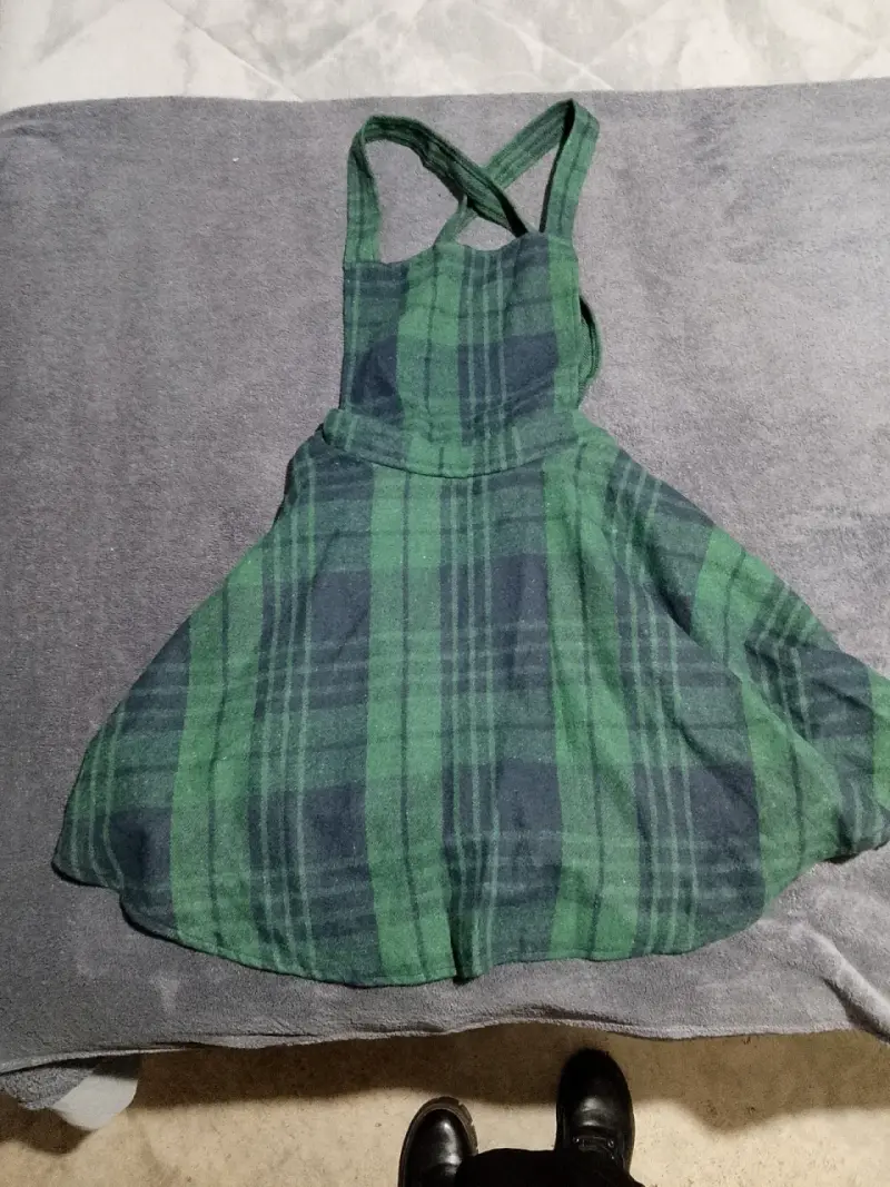 Vestido escocés verde con tirantes cruzados
