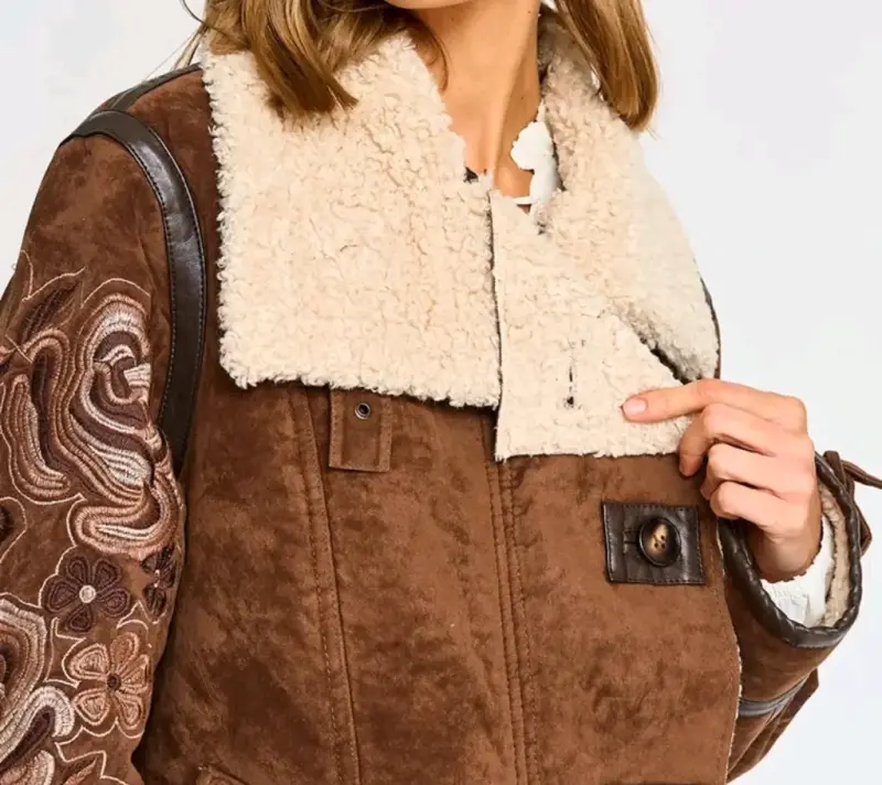 Chaqueta de mujer marrón con bordados florales - 3