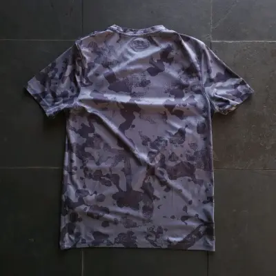 Polera deportiva Under Armour camuflaje gris - miniatura 3
