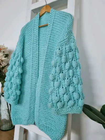 Cárdigan tejido a mano color celeste - miniatura 1