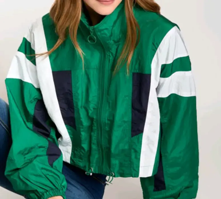 Chaqueta cortaviento verde con diseño deportivo - 1
