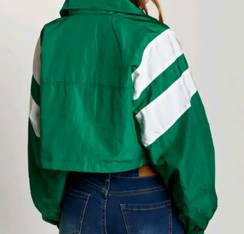 Chaqueta cortaviento verde con diseño deportivo - 2