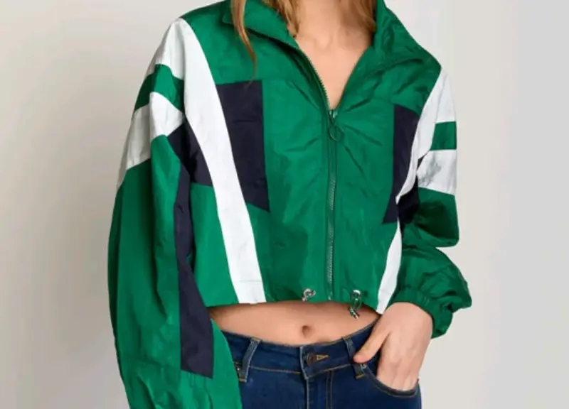 Chaqueta cortaviento verde con diseño deportivo - 3