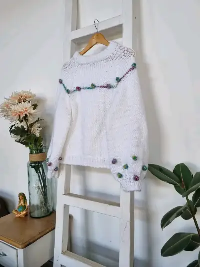 Suéter blanco tejido con detalles de pompones - miniatura 1