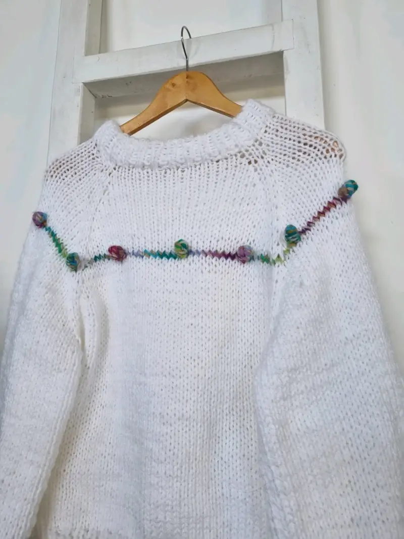 Suéter blanco tejido con detalles de pompones - 2