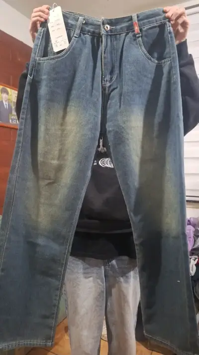 Jeans de mezclilla azul con diseño moderno - miniatura 1